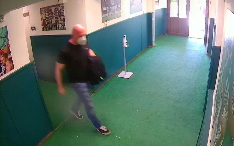 Sparťani byli na hřišti, zloděj jim mezitím vykradl šatnu. Policie pátrá po lapkovi z Ďolíčku