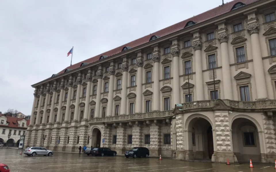 Černínský palác je místem nevyjasněného úmrtí Jana Masaryka i sídlem Ministerstva zahraničních věcí