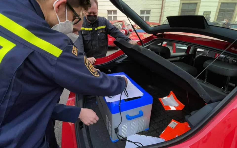 Pražští hasiči rozvezli praktikům již 18 tisíc dávek vakcíny proti koronaviru