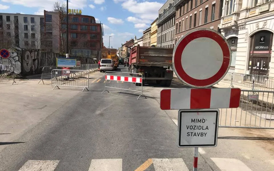 Koněvova ulice na Žižkově je ode dneška uzavřena. Omezení potrvá července