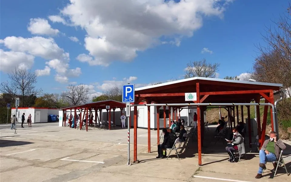 Ve vinohradské nemocnici vzniklo nové očkovací centrum. Kapacitu má až 1440 lidí