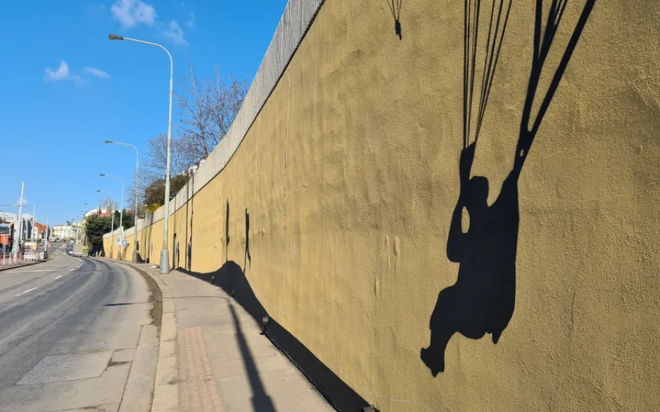 Na zdi v Praze ožívá příběh Anthropoidu. Hotovo bude do konce dubna