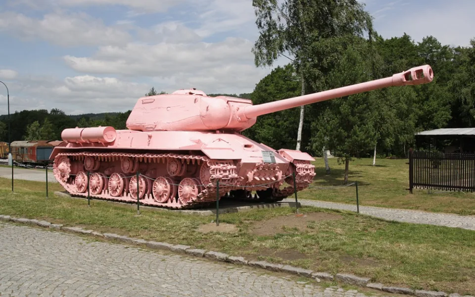 Smíchovský sovětský tank poprvé zrůžověl před 30 lety