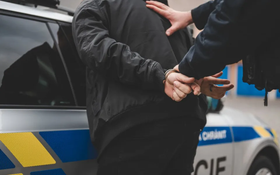 Čtrnáctiletý chlapec měl v Praze pobodat svého kamaráda a jeho matku. Je v rukou policie