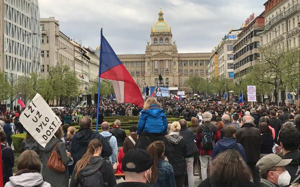Na Václavském náměstí demonstrují stovky lidí proti Zemanovi
