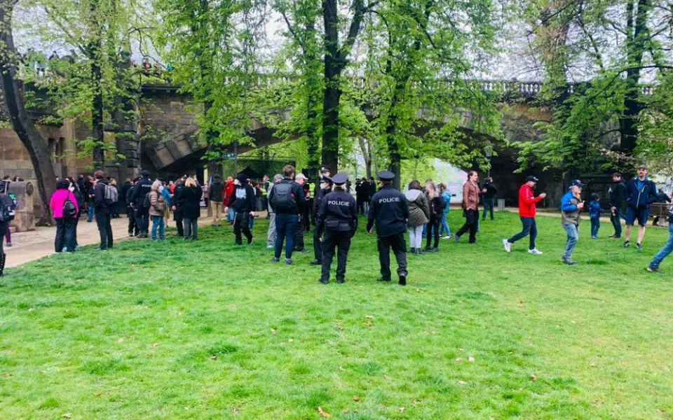 Volného protestu na Střeleckém ostrově se účastní asi 250 lidí