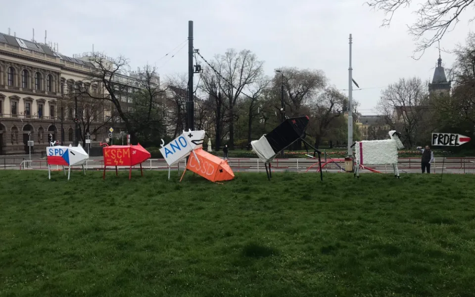 Na Karlově náměstí se na prvního máje objevila prasátka představující politické strany