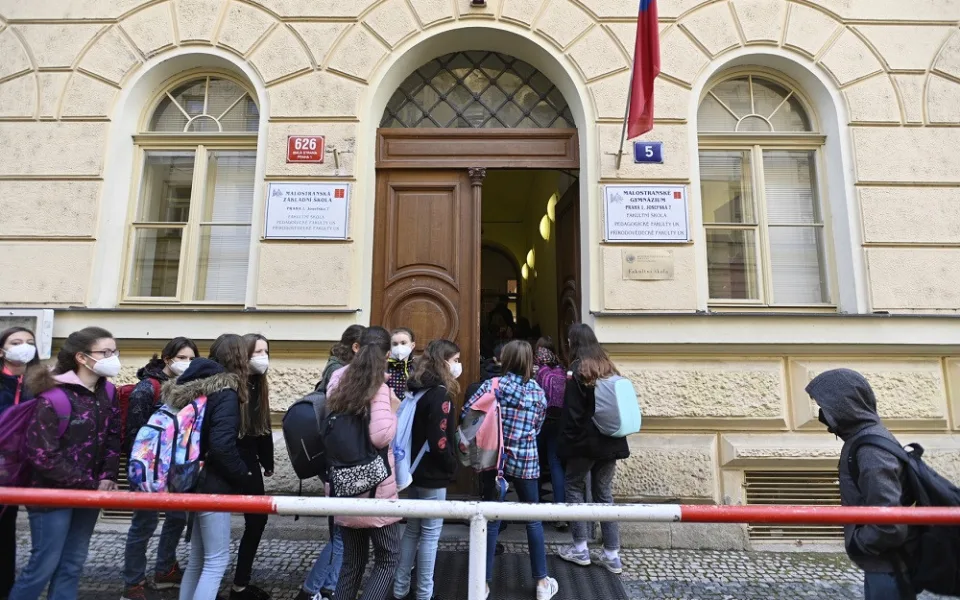 V Praze proběhl návrat dětí do škol bez potíží. Chybí však testy