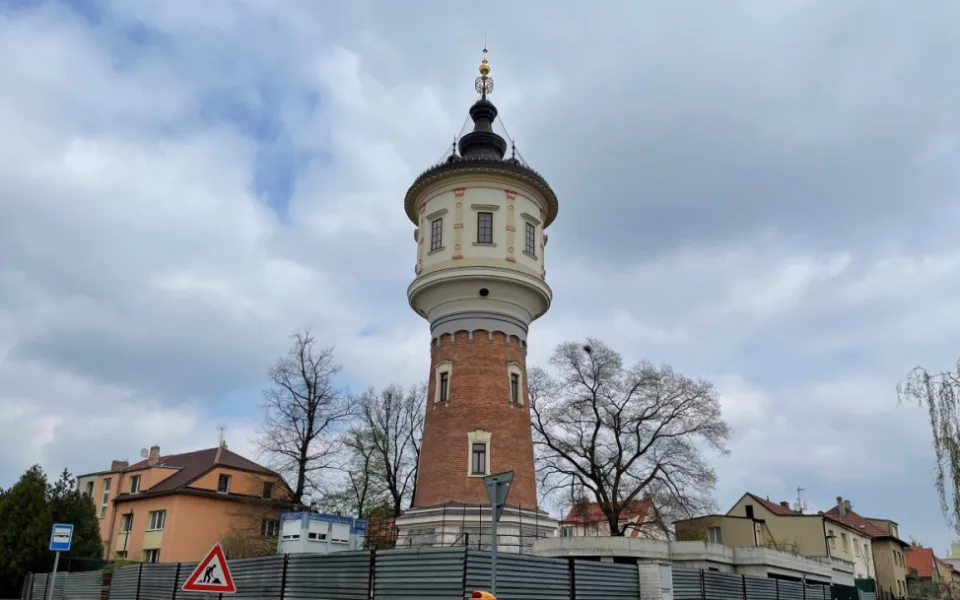 Libeňská vodárenská věž je na prodej jako luxusní 3+kk. V podzemí je relaxační centrum i vinný sklep