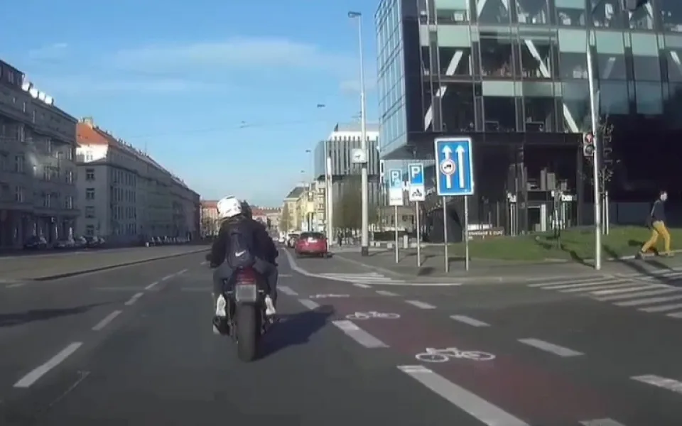 Policistům ujížděl motorkář na drogách. Našli ho, jak se krčí mezi zaparkovanými auty