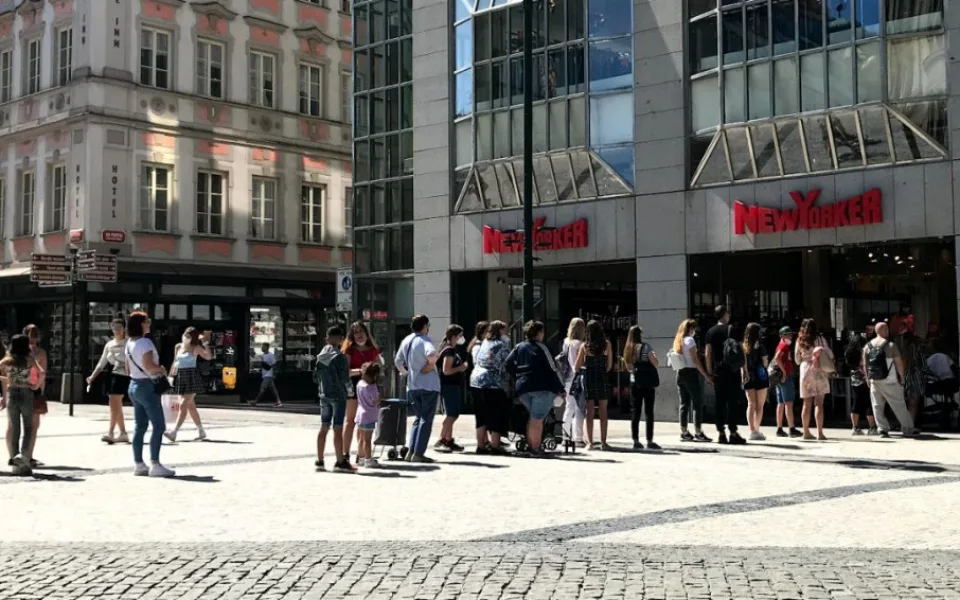 Obchody otevřely. Před některými prodejnami v Praze se tvořily fronty