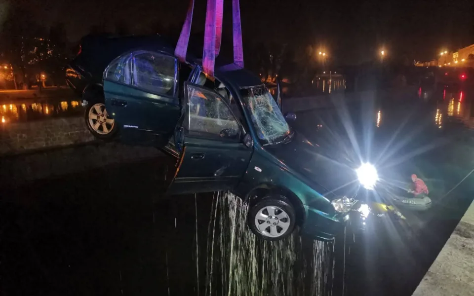 Do Vltavy v noci sjelo auto. Jeden člověk skončil v péči záchranářů