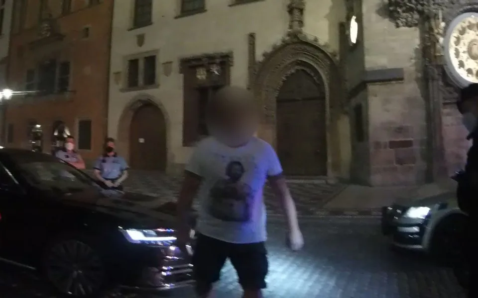 Opilý muž zaparkoval na Staromáku a vyzýval policisty k zápasu. Skončil v poutech