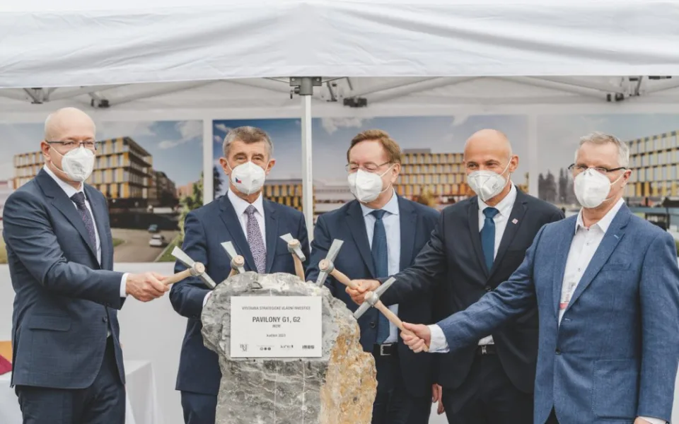 Premiér Babiš a ministr Arenberger poklepali na základní kámen dostavby nových pavilonů v IKEM