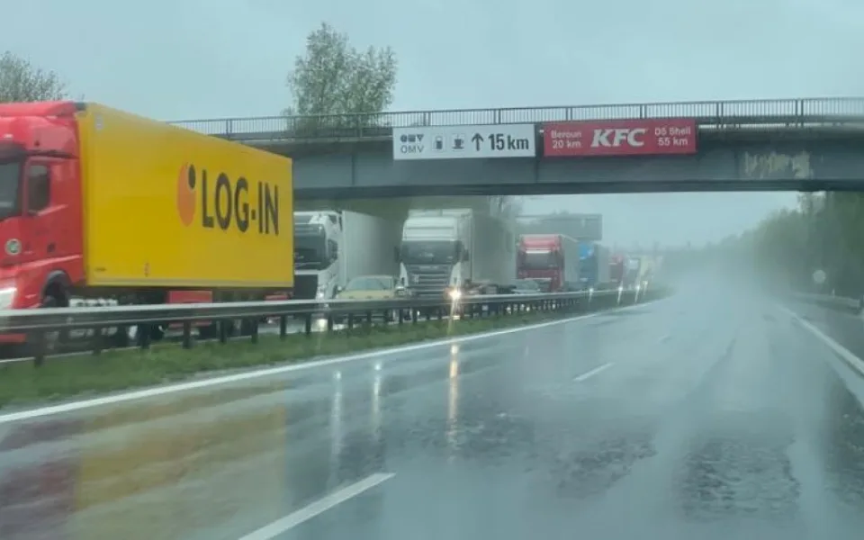 Na dálnici mezi Berounem a Prahou kolabuje doprava. Kolony zdrží řidiče přes hodinu