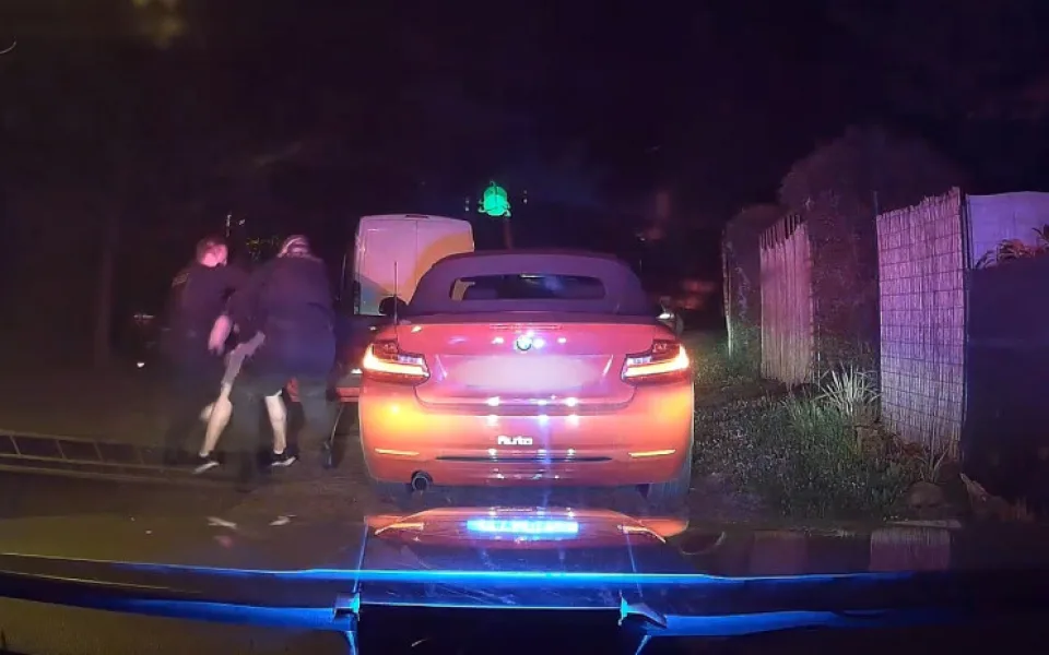 Muž v BMW ujížděl policistům noční Prahou. Poté si přelezl na zadní sedadlo a tvrdil, že neřídil