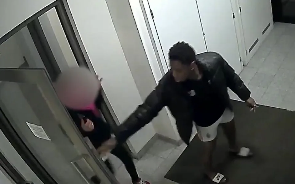Žena strávila několik hodin v bytě s mužem, který ji měl znásilnit. Pátrá po něm policie