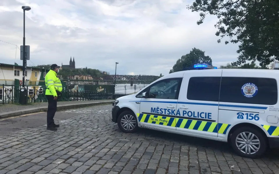 Hladina Vltavy stoupá, nejezdí některé přívozy a policie vyklízí náplavky