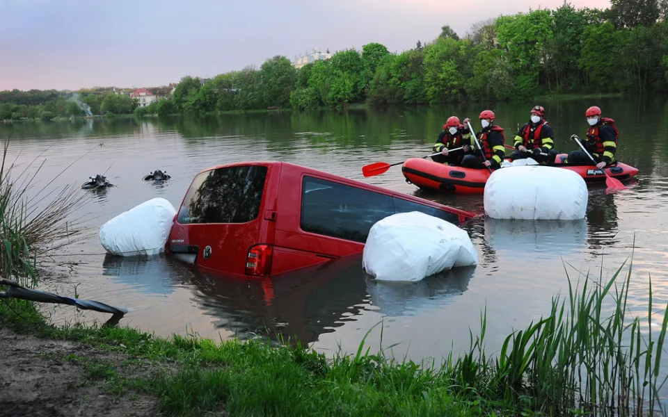 Pražští hasiči vytáhli z vody další auto. V Kyjském rybníku se potopila dodávka