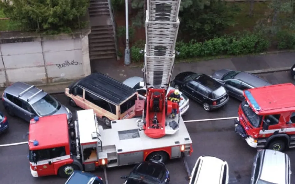 Při ranním požáru v Hostivaři hasiči zachránili 11 lidí