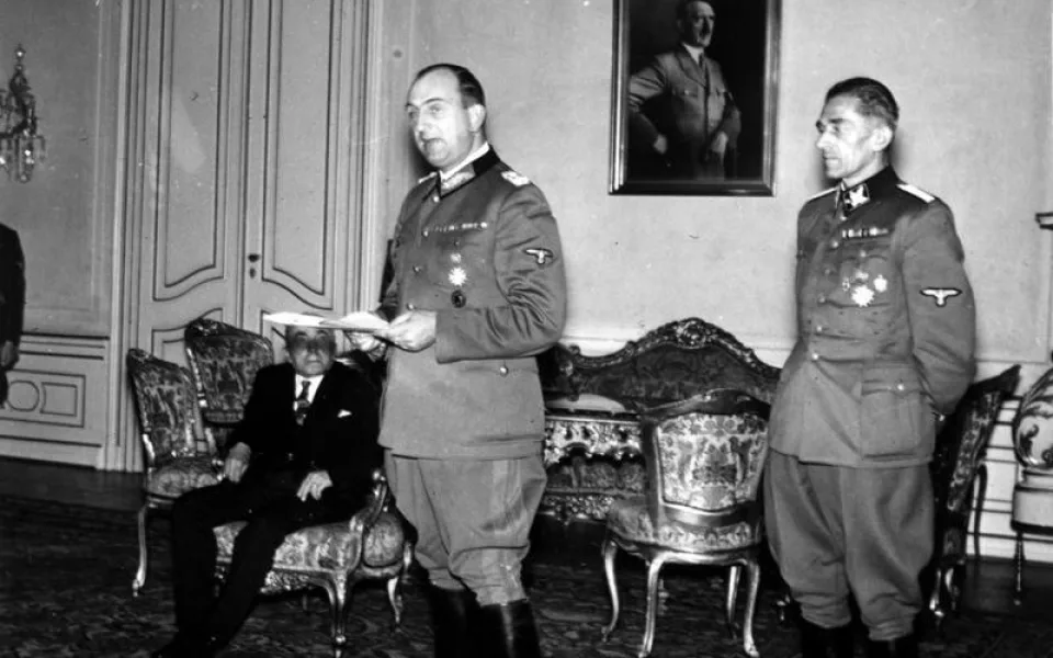 Karl Hermann Frank (vpravo) s Kurtem Daluegem a Emilem Háchou, který sedí v pozadí
