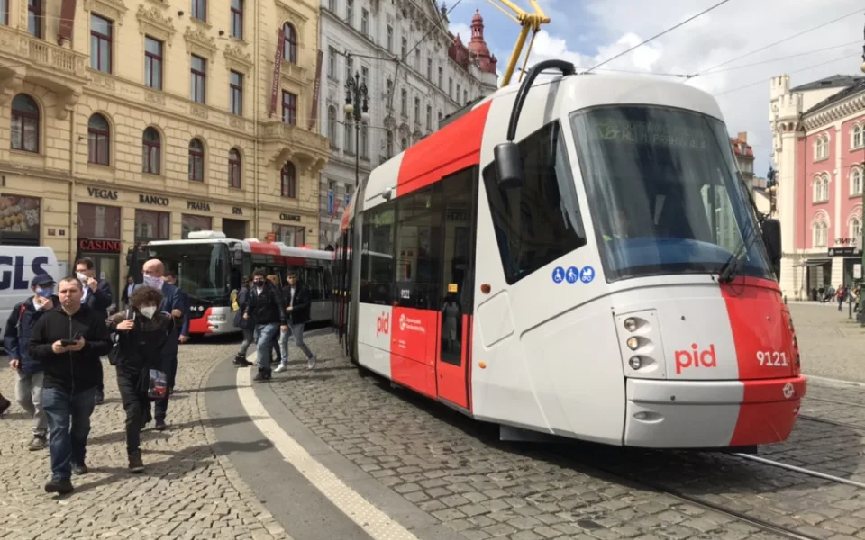 Pražský dopravní podnik představil tramvaj v nových barvách