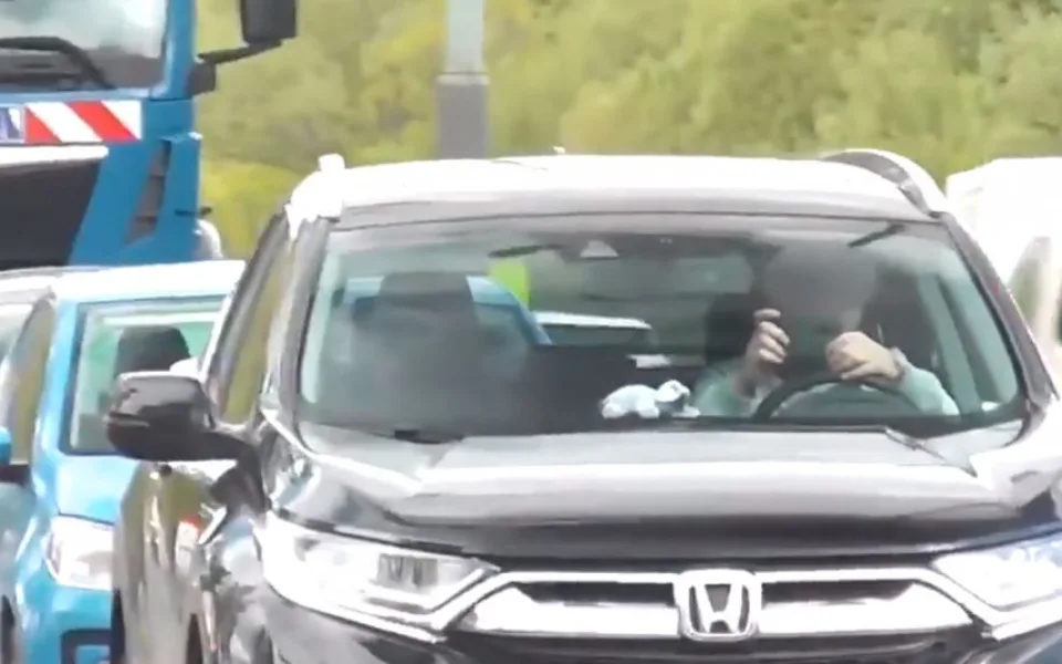 Řidiči si dnešní smrtelnou nehodu v Praze natáčeli na telefony. Policisté je za to hned pokutovali