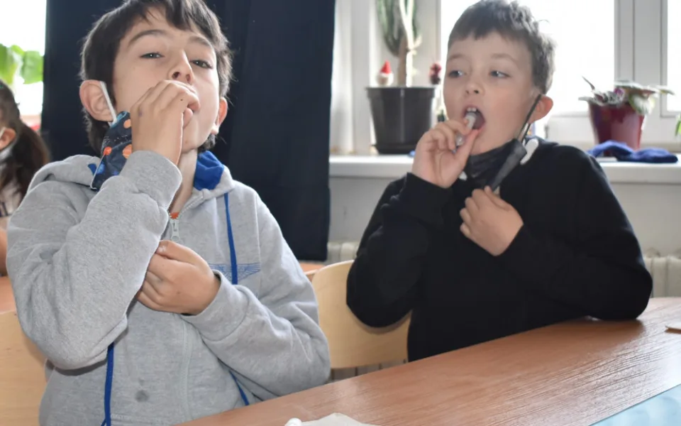 Školáci z Prahy 6 se od včerejška testují PCR testy ze sllin