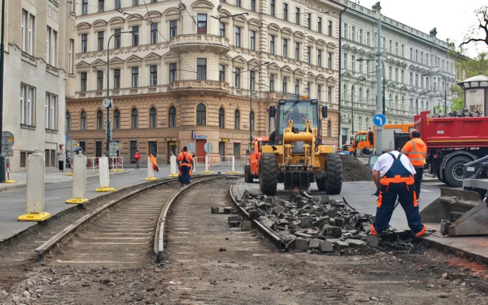 Oprava kolejí u hlavního nádraží je v plném proudu. Podívejte se, jak to u hlaváku nyní vypadá