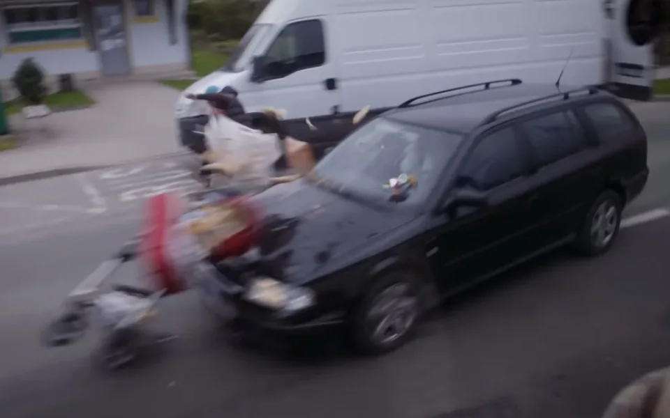 Dvě auta rozdrtila kočárek. Šlo o fingovanou nehodu, video z ní má sloužit jako prevence
