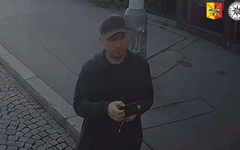 Policisté pátrají po svědkovi, který natočil napadení policisty v Praze 3