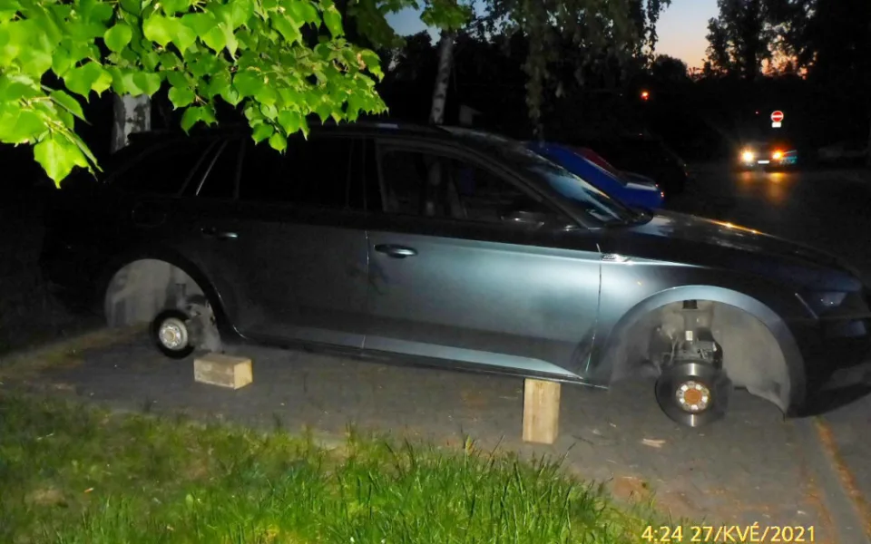 Zloději kradli kola z osobního auta. Strážníkům se je podařilo chytit