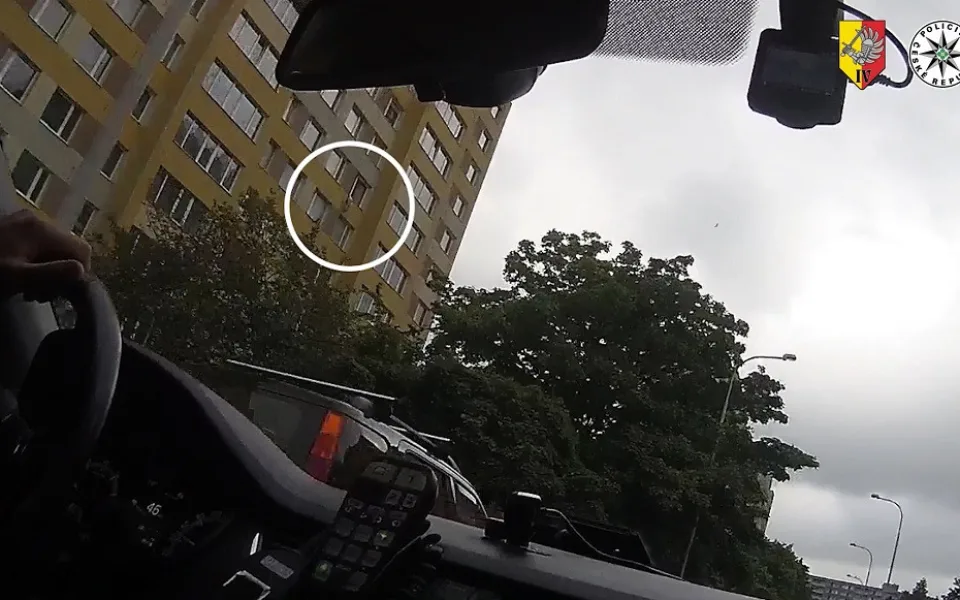 Žena visela za nohu z okna v sedmém patře. Zachránili ji policisté