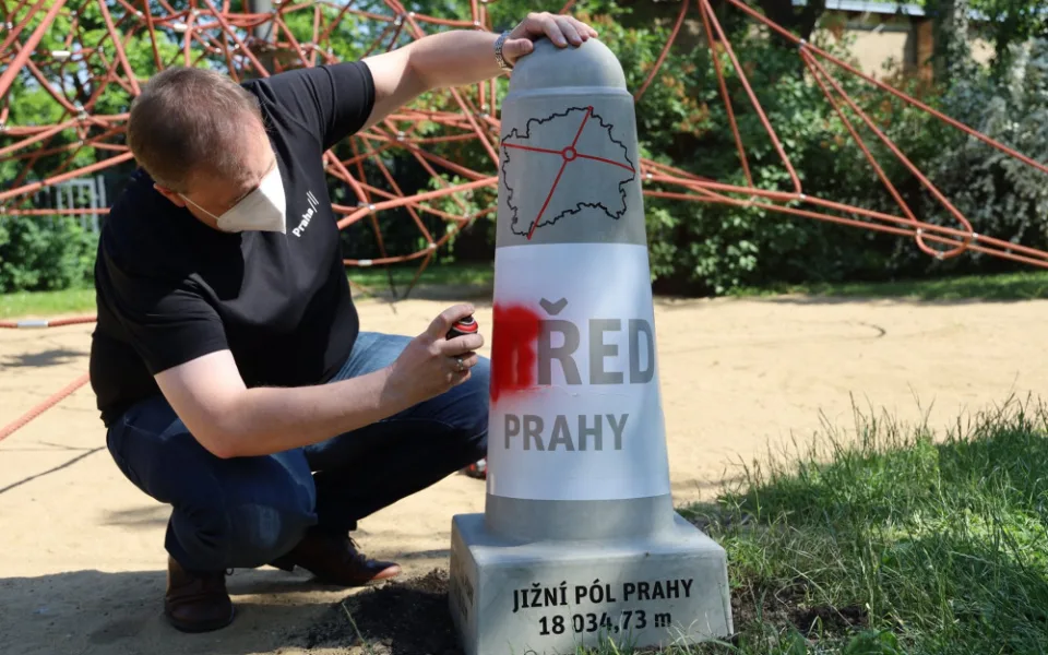 Patník nově znázorňuje střed Prahy. Hlavním cílem je pobavit lidi, říká starosta