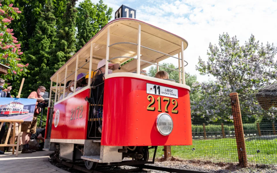 Po dvouleté pauze vyjela v sobotu v pražské zoo opět dětská tramvaj