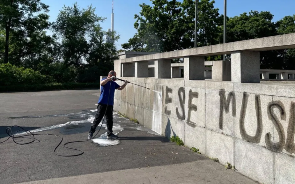 Na památník na Vítkově někdo nasprejoval xenofobní nápis. Pachateli hrozí dva roky vězení