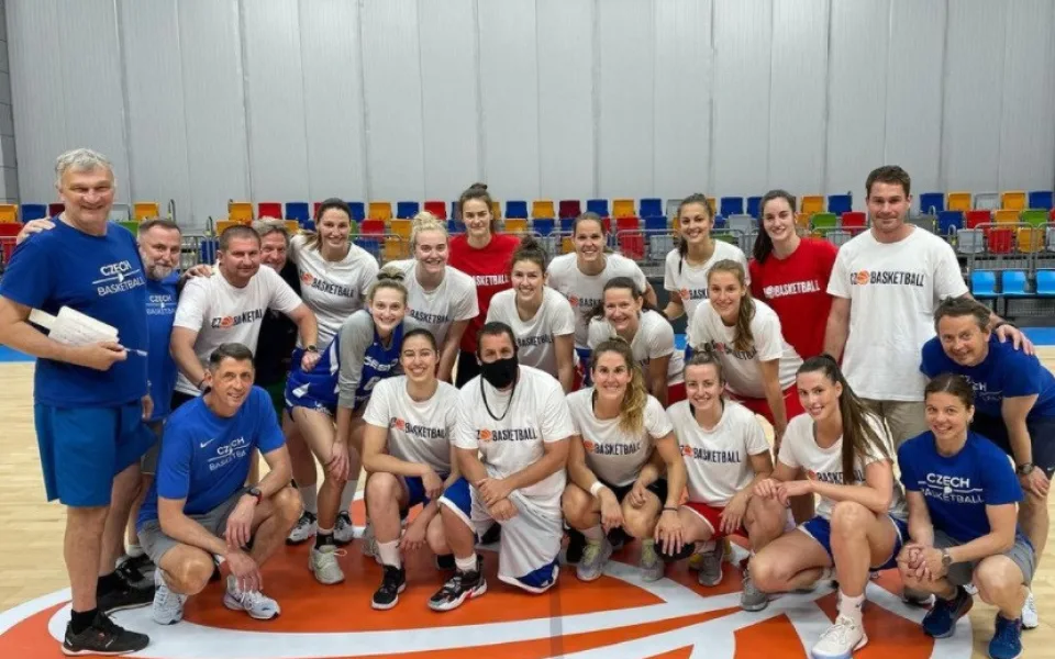 Americký herec Adam Sandler je v Praze. Navštívil trénink basketbalových reprezentantek