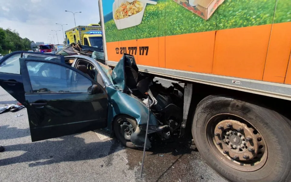 V Praze se stala smrtelná nehoda. Řidič auta zemřel po srážce s kamionem