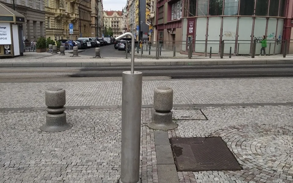 Čtyři nová vodní mlžítka jsou v Praze 2. Lidé je najdou na Ostrčilově nebo Palackého náměstí