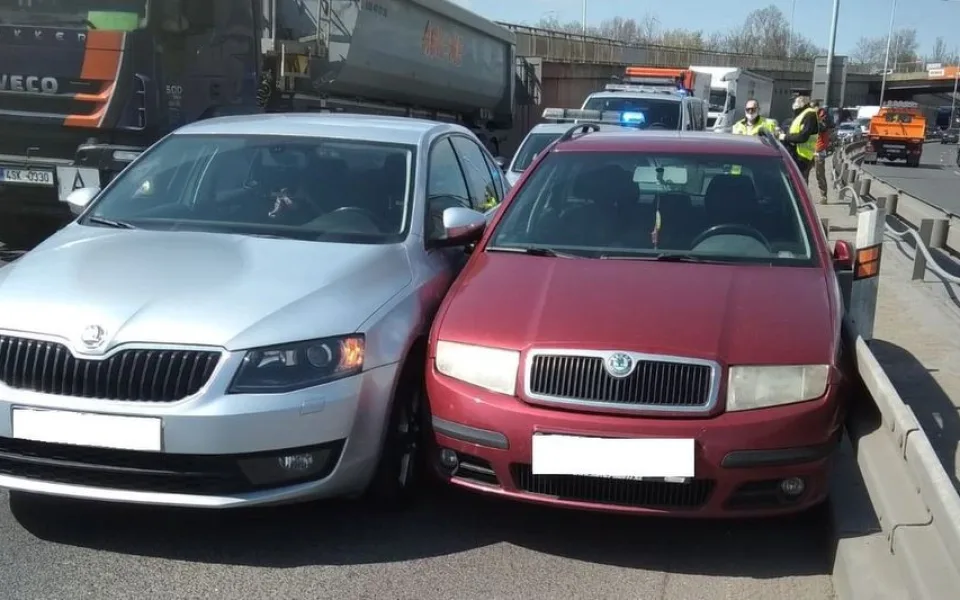 Policisté hledají svědky divoká jízdy Prahou, která skončila dopravní nehodou