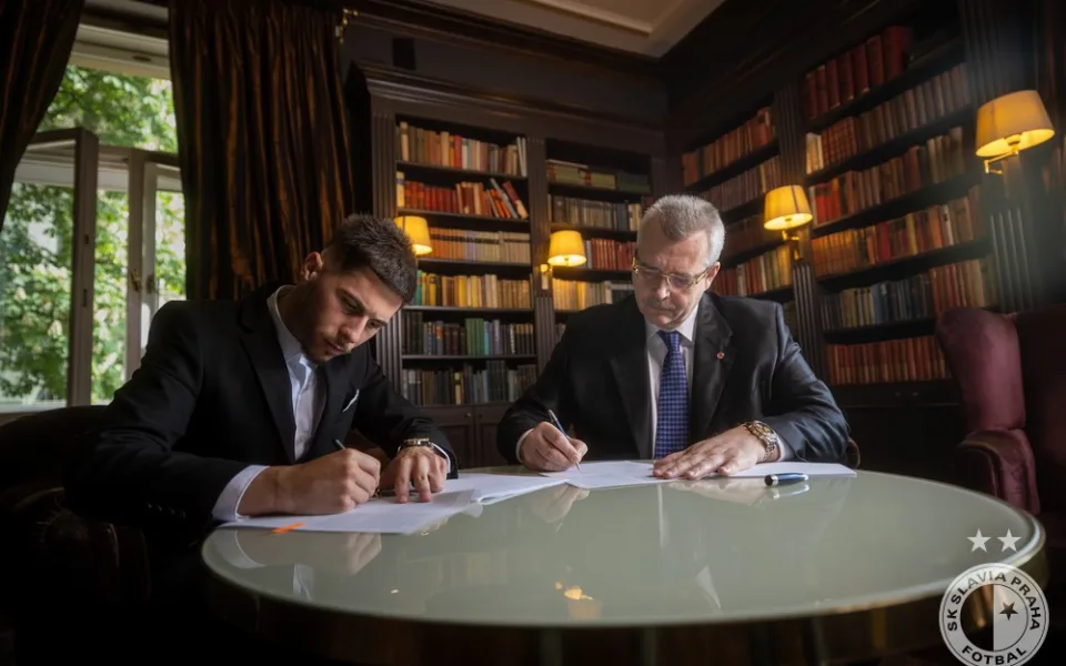 Podepsáno! Plavšić míří ze Sparty do Slavie