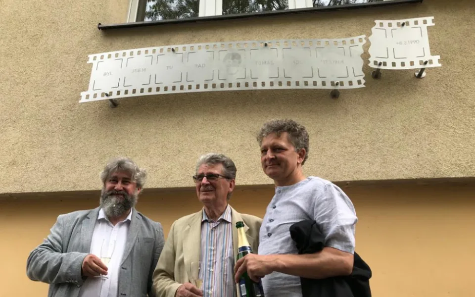 Tomáši Holému byla dnes v Praze odhalena pamětní deska. Byl jsem tu rád, stojí na ní