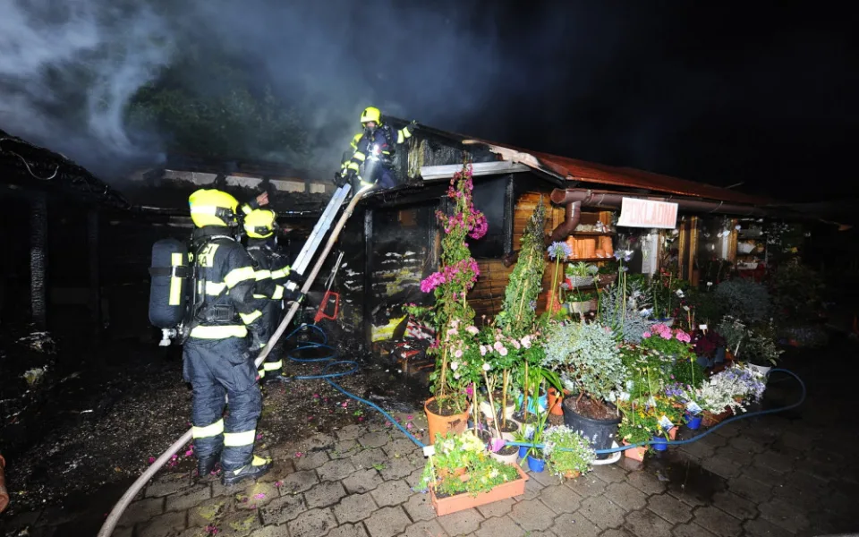 V Praze 10 v noci hořelo zahradní centrum