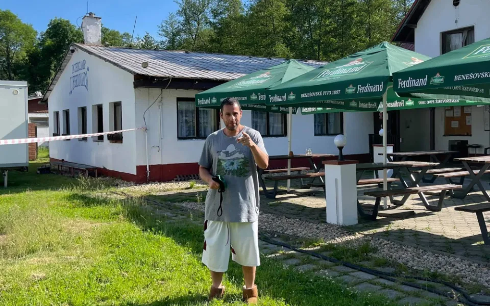 Adam Sandler při natáčení filmu Spaceman of Bohemia v Kempu U Ferdinanda