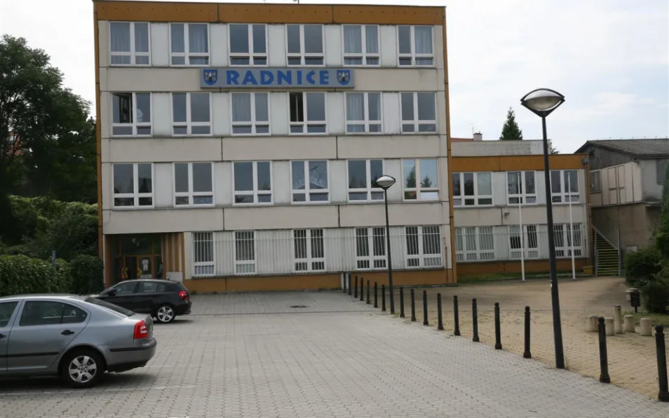 Stará radnice v Praze 12 bude přestavena na multifunkční sál a byty