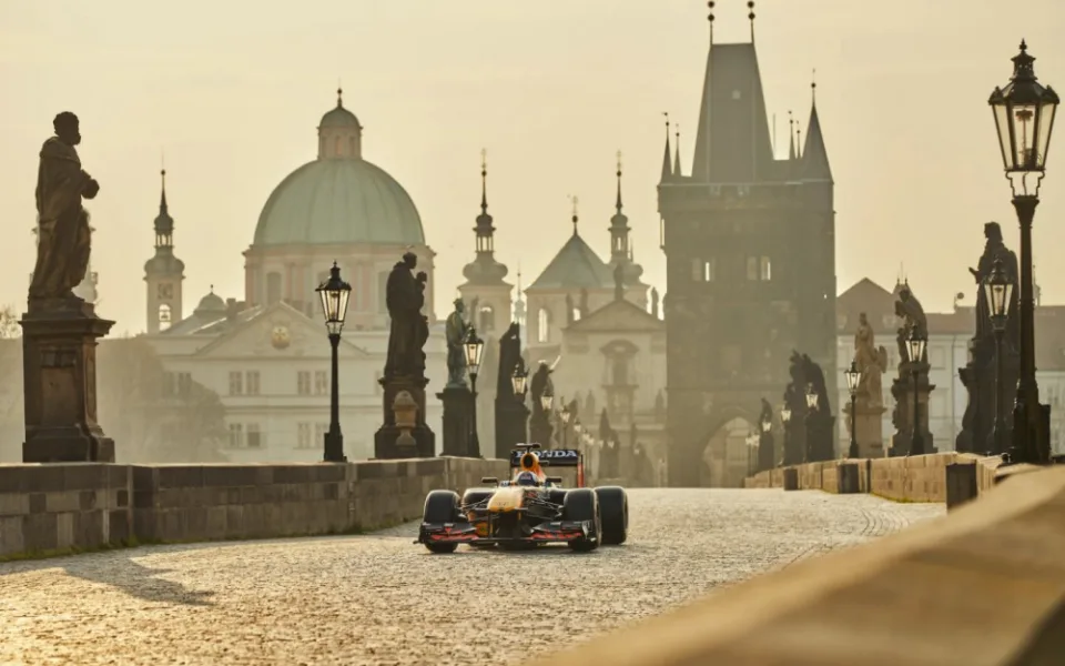 Red Bull zveřejnil reklamu s formulí na Karlově mostě. Podívejte se