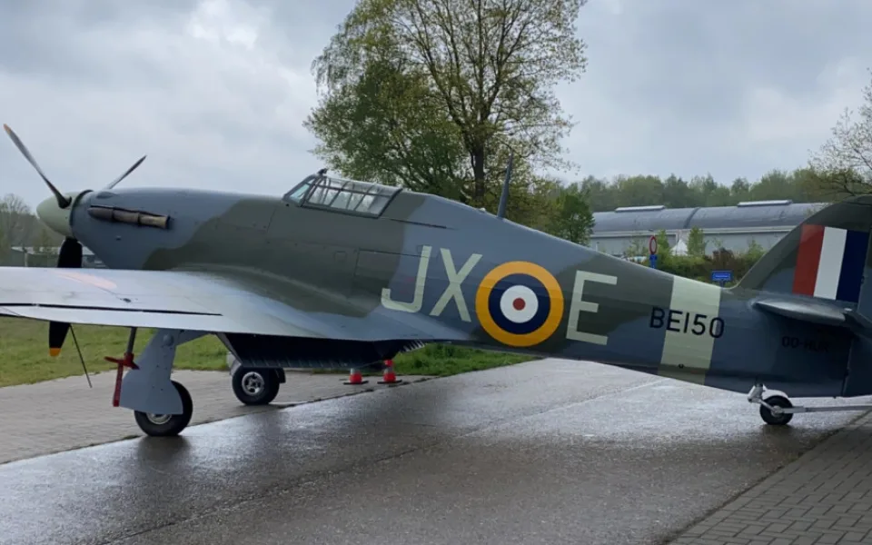 Historická stíhačka Hawker Hurricane, která pomohla zachránit Británii před Hitlerem, přiletěla do pražského muzea