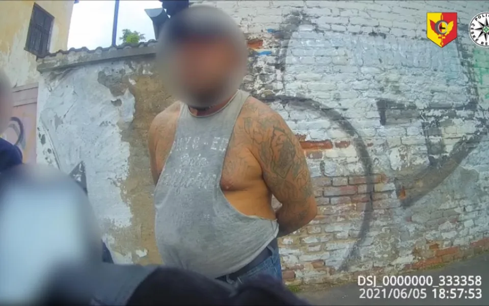Mladého muže na zastávce napadli dva útočníci. Hrozí jim až deset let vězení