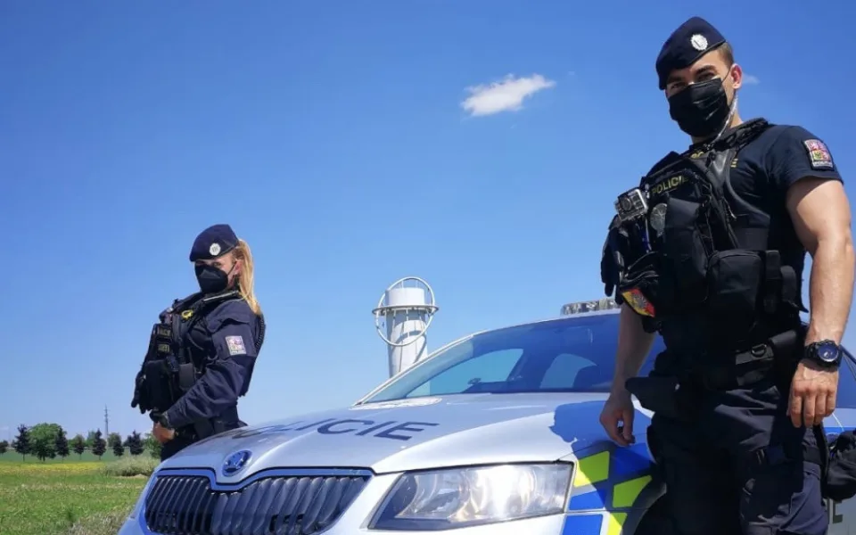 Žena chtěla partnerskou hádku ukončit skokem z balkonu. Život jí zachránili policisté