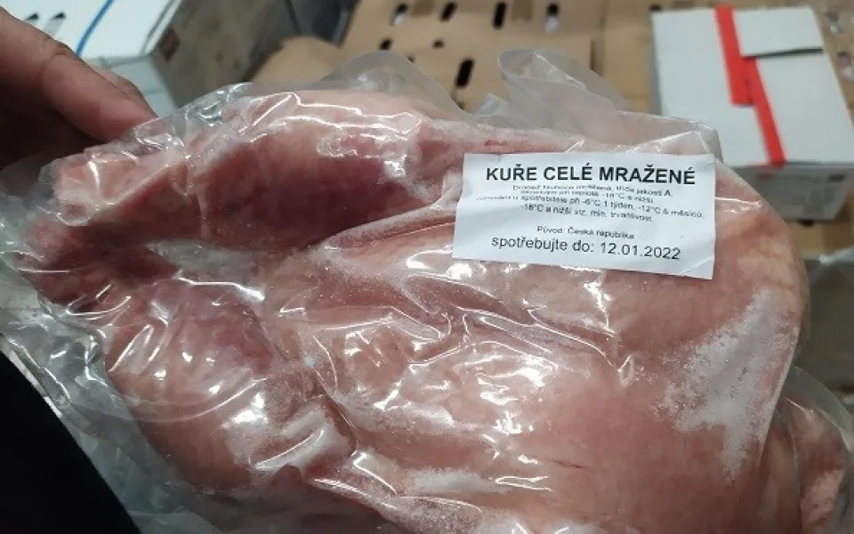 Ve skladu v Praze našli veterináři téměř dvě stě kilogramů drůbežího masa neznámého původu